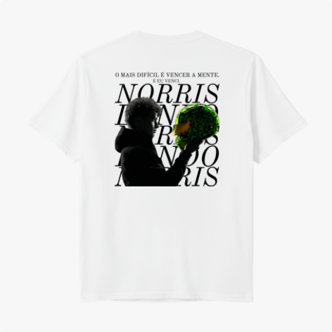 Camiseta com estampa frontal de número pequeno no peito e estampa traseira de pessoa olhando para um capacete com texto sobreposto em fundo escuro.