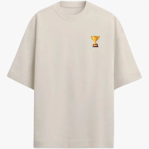 Camiseta com estampa frontal de troféu pequeno à esquerda e estampa traseira de grande troféu acompanhado da frase "QUEM VENCER HERDARÁ TODAS ESSAS COISAS APOCALIPSE 21:7".