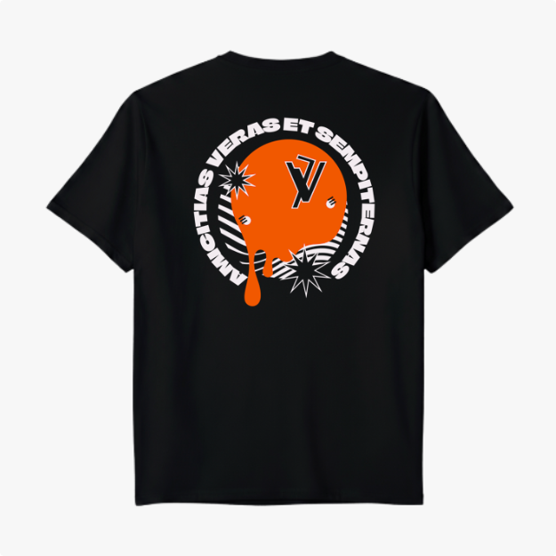 Camiseta com estampa frontal de logotipo estilizado em linhas e estampa traseira com esfera derretida, logotipo, estrelas e frase curva ao redor.