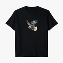 Camiseta com estampa frontal de águia em voo, capturando detalhes nas asas abertas e penas texturizadas, expressando movimento e precisão.