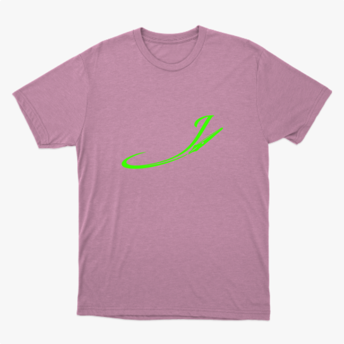 Camiseta com estampa frontal de letra cursiva estilizada acompanhada de pena afiada, formando um design fluido e elegante que se destaca visualmente.