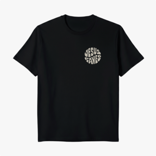 Camiseta com estampa frontal de um círculo contendo as palavras "Jesus Saves" e estampa traseira maior do mesmo círculo com a mesma mensagem.