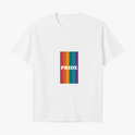 Camiseta com estampa frontal de listras verticais em seis tons diferentes e a palavra "PRIDE" centralizada em uma fonte de destaque.