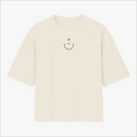 Camiseta com estampa frontal de rosto sorridente minimalista e estampa traseira de personagem estilizado com aparência intensa e caracteres orientais.