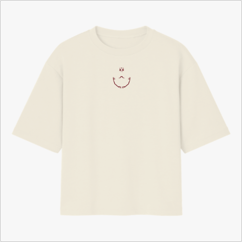 Camiseta com estampa frontal de rosto sorridente minimalista e estampa traseira de personagem estilizado com aparência intensa e caracteres orientais.