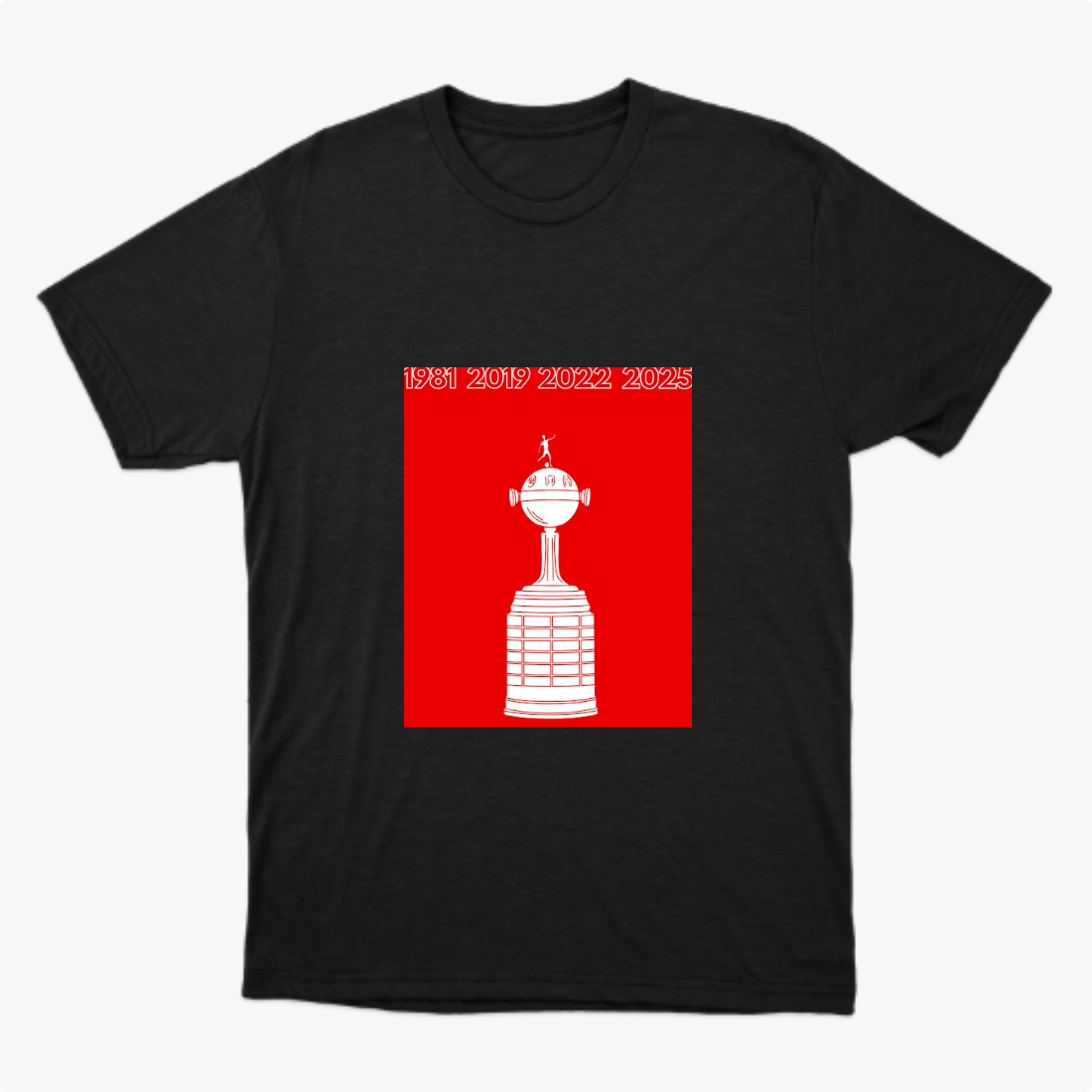 Camiseta com estampa frontal de um troféu estilizado em destaque, acompanhado dos anos 1981, 2019, 2022, 2025 no topo em fonte nítida.