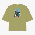 Camiseta com estampa frontal de lettering artístico moderno e estampa traseira de busto clássico com sobreposição de texto "democracy".
