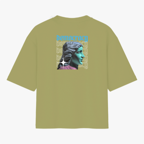 Camiseta com estampa frontal de lettering artístico moderno e estampa traseira de busto clássico com sobreposição de texto "democracy".