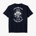 Camiseta com estampa frontal de esqueleto perfurado por espadas sob o texto "LEGIO" e estampa traseira de esqueleto similar com texto "VIVA POR ALGO OU MORRA POR NADA".