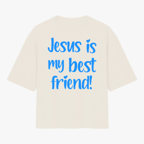 Camiseta com estampa frontal de texto estilizado pequeno à direita e estampa traseira de texto grande centralizado com letras decorativas.