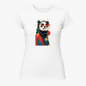 Camiseta com estampa frontal de panda estilizado usando óculos escuros, lenço e traje moderno, inserido em um design geométrico abstrato.