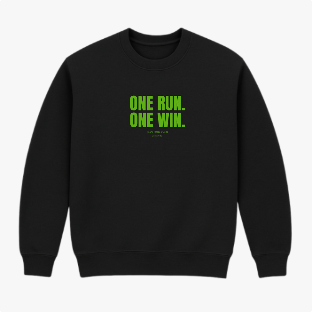 Moletom com estampa frontal de "ONE RUN. ONE WIN." e logotipo menor abaixo, e estampa traseira de ícone em forma de laço estilizado centralizado.