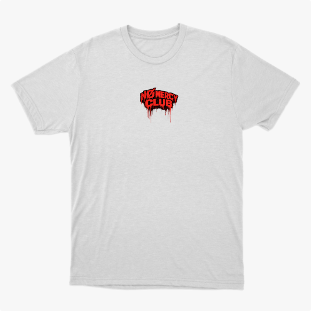 Camiseta com estampa frontal de "No Mercy Club" em fonte estilizada com detalhes escorridos e estampa traseira de cobra com capuz e cauda também escorrendo.