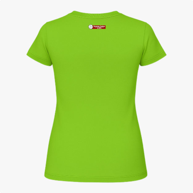 Camiseta com estampa frontal de gato com chapéu de mago, lendo um livro cercado por cristais e névoa; estampa traseira com pequeno logotipo textual.