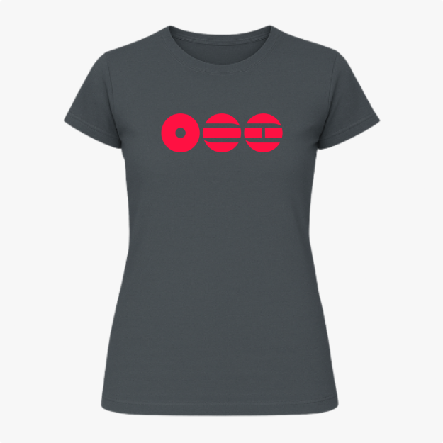 Camiseta com estampa frontal de três círculos vermelhos, exibindo padrões diferenciados: um com ponto central, outro listrado e um com linhas horizontais.