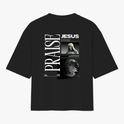 Camiseta com estampa frontal de "JESUS" e estampa traseira com texto "PRAISE", imagem de uma figura e um globo, com referências religiosas.