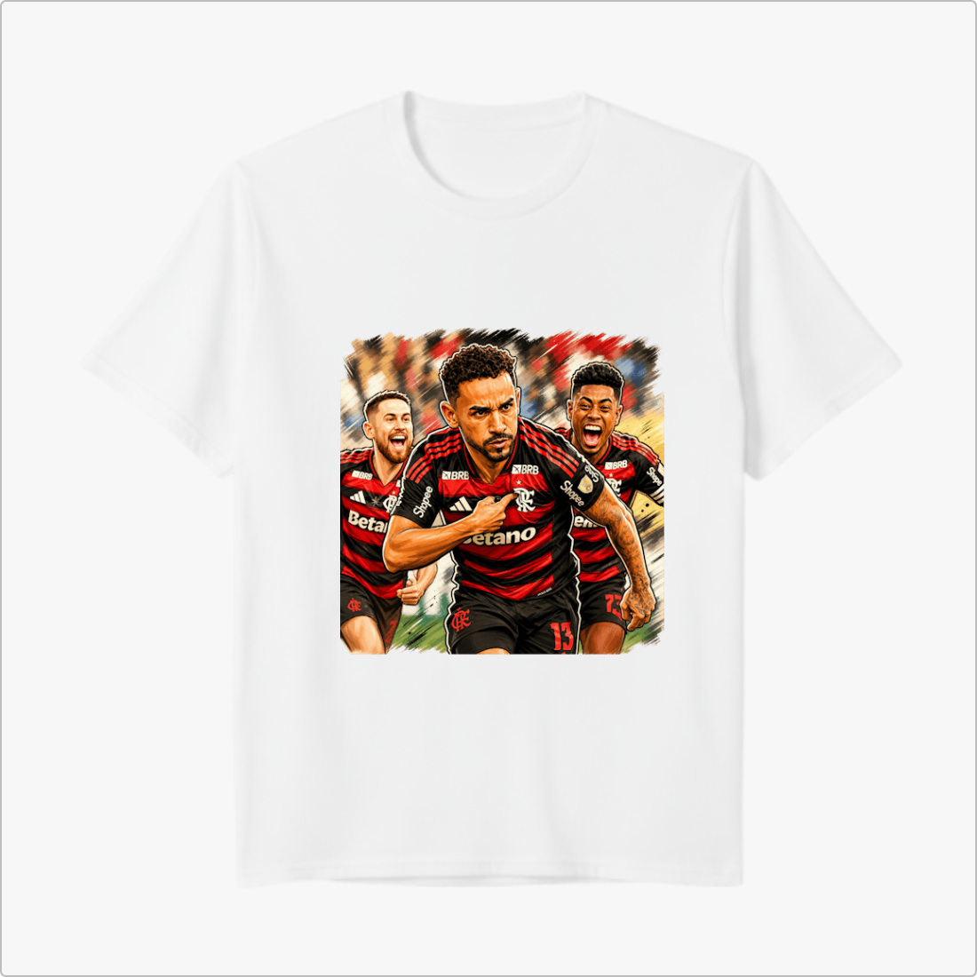 Camiseta com estampa frontal de três jogadores de futebol em ação, com expressões intensas, vestindo uniformes listrados com detalhes de patrocinadores.