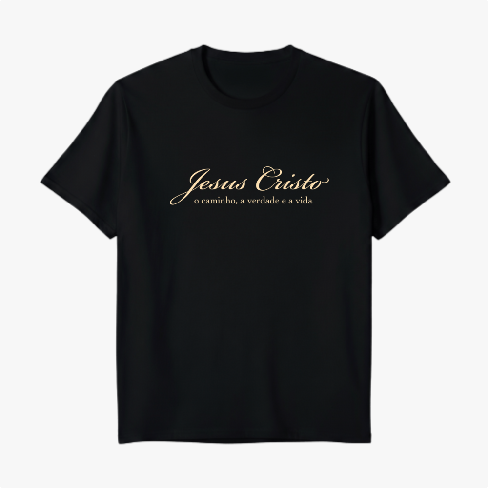 Camiseta com estampa frontal de "Jesus Cristo" em fonte cursiva, seguida da frase "o caminho, a verdade e a vida" em estilo tipográfico discreto.