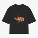 Camiseta com estampa frontal de texto em outra língua sobre um padrão geométrico com estrela amarela e estampa traseira de uma figura detalhada com adornos.