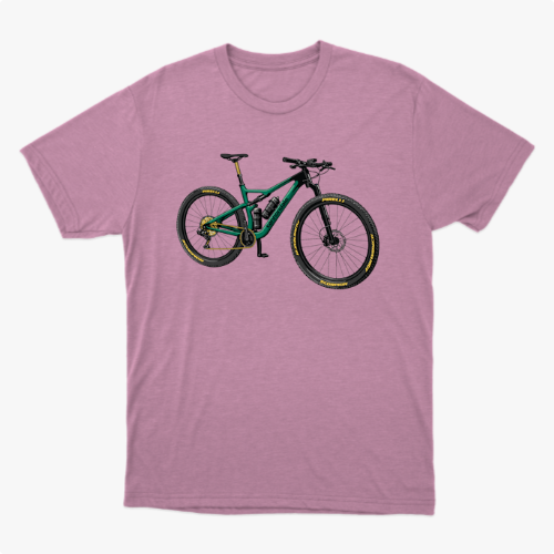 Camiseta com estampa frontal de bicicleta detalhada com componentes realistas, destacando quadro robusto e rodas com inscrições estilizadas nos pneus.