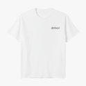 Camiseta com estampa frontal de texto "RIVALS" discreto e estampa traseira de carros de corrida sob texto "THE LAST LAP WAS NEVER JUST A LAP" e "RIVALS".