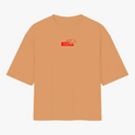 Camiseta com estampa frontal de um texto "Itachi" acompanhado de pássaros e estampa traseira de um personagem com capuz, textos e elementos gráficos.
