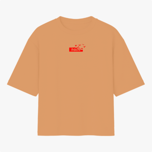 Camiseta com estampa frontal de um texto "Itachi" acompanhado de pássaros e estampa traseira de um personagem com capuz, textos e elementos gráficos.