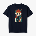 Camiseta com estampa frontal de um gato estilizado em trajes geométricos e óculos, com um fundo abstrato repleto de formas e elementos decorativos.