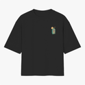 Camiseta com estampa frontal de uma caixa de suco com canudo ao lado de um sol sorridente, agregando um toque divertido e criativo à peça casual.