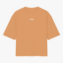 Camiseta com estampa frontal de logotipo minimalista composto por letras estilizadas e modernas dispostas de forma limpa e centralizada.