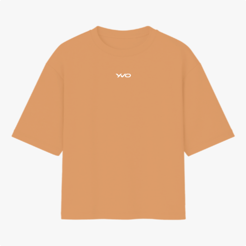 Camiseta com estampa frontal de logotipo minimalista composto por letras estilizadas e modernas dispostas de forma limpa e centralizada.