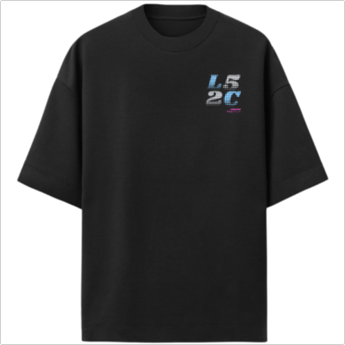 Camiseta com estampa frontal de “L5 2C” em estilo pixelizado e texto menor em roxo, e estampa traseira ampliada do mesmo texto com caracteres adicionais.