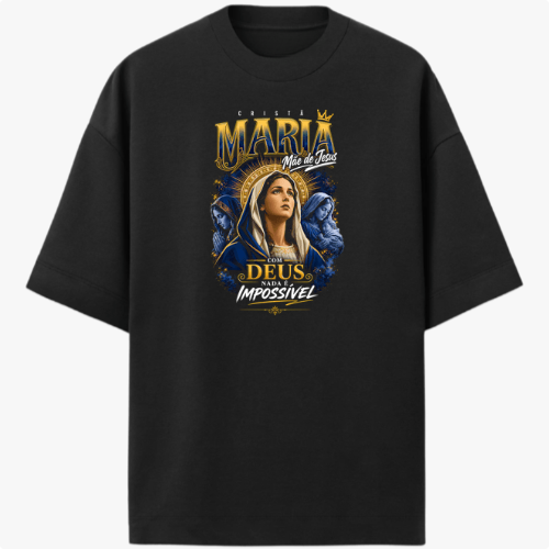 Camiseta com estampa frontal de imagem de Maria com manto, cercada por anjos, acompanhada de coroa e frases "Mãe de Jesus" e "Com Deus nada é impossível".