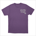 Camiseta com estampa frontal de texto estilizado "LIZZY CORP" ao lado de um pequeno símbolo geométrico, ambos localizados na parte superior direita.