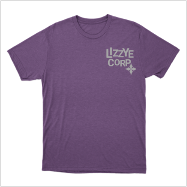 Camiseta com estampa frontal de texto estilizado "LIZZY CORP" ao lado de um pequeno símbolo geométrico, ambos localizados na parte superior direita.