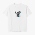 Camiseta com estampa frontal de águia em voo, capturando detalhes nas asas abertas e penas texturizadas, expressando movimento e precisão.