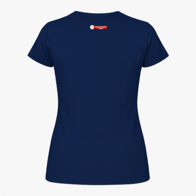 Camiseta com estampa frontal de gato com chapéu de mago, lendo um livro cercado por cristais e névoa; estampa traseira com pequeno logotipo textual.