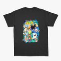 Camiseta com estampa frontal de assinatura estilizada em caligrafia cursiva e estampa traseira de diversos personagens em estilo cartunesco rodeados por elementos coloridos.
