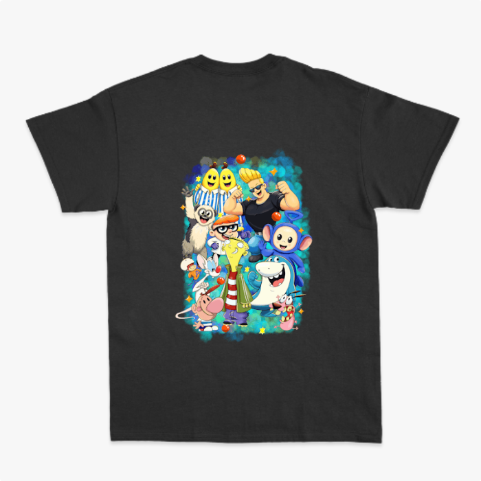 Camiseta com estampa frontal de assinatura estilizada em caligrafia cursiva e estampa traseira de diversos personagens em estilo cartunesco rodeados por elementos coloridos.