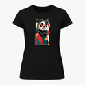 Camiseta com estampa frontal de panda estilizado usando óculos escuros, lenço e traje moderno, inserido em um design geométrico abstrato.
