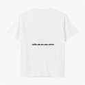Camiseta com estampa frontal de um crânio com duas armas cruzadas, texto acima e abaixo, e estampa traseira com a frase "cada um no seu corre" em escrita cursiva.