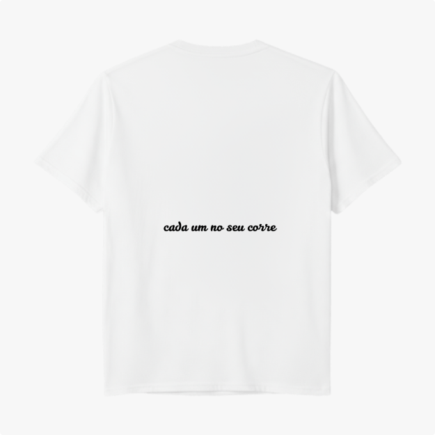 Camiseta com estampa frontal de um crânio com duas armas cruzadas, texto acima e abaixo, e estampa traseira com a frase "cada um no seu corre" em escrita cursiva.