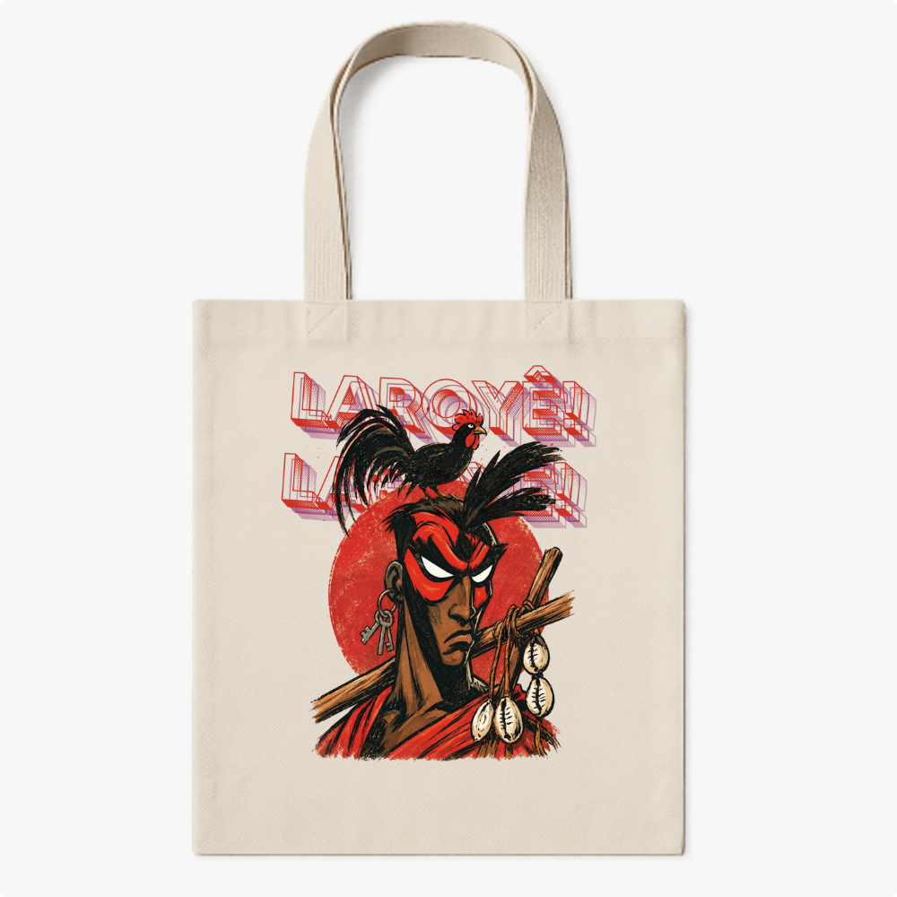 Ecobag com estampa frontal de figura masculina estilizada com adorno de penas e colar com búzios, sobre ela um galo em frente ao texto "Laroyê".