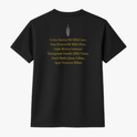 Camiseta com estampa frontal de símbolo circular ornamentado com detalhes intrincados e estampa traseira de texto sobreposto por símbolo em cima.
