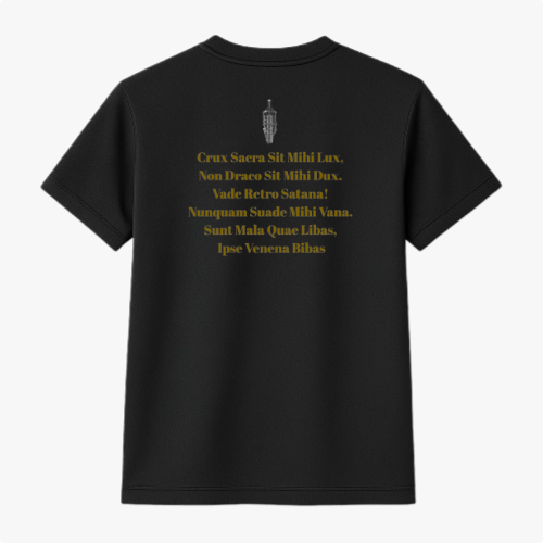 Camiseta com estampa frontal de símbolo circular ornamentado com detalhes intrincados e estampa traseira de texto sobreposto por símbolo em cima.