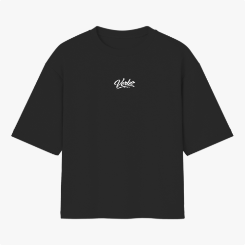 Camiseta com estampa frontal de "Verbo" estilizado centralizado e estampa traseira de frase artística "Ele Vive em Mim" com design tipográfico elegante.