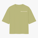 Camiseta com estampa frontal de texto estilizado "latino y forrozeiro" no canto superior esquerdo e estampa traseira de espiral decorativa centralizada no topo.