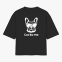 Camiseta com estampa frontal de um cão com óculos escuros acima da frase "Cool like that".