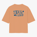 Camiseta com estampa frontal de "Jesus Cristo" em efeito desgastado e estampa traseira ampliada do mesmo motivo com visual rústico.