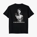 Camiseta com estampa frontal de uma pequena assinatura estilizada no peito e estampa traseira de uma foto em preto e branco de um jovem com faixa na cabeça e assinaturas.